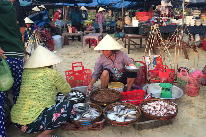 Những gian hàng, sạp, ô dù được dựng tạm ngay trên bãi cát tại chợ Tam Tiến Quảng Nam. Chợ chỉ hoạt động vào mùa hè khi các thuyền đánh bắt ra khơi.