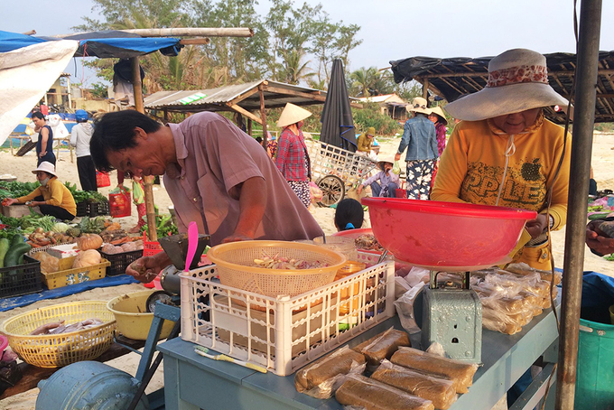 Nhiều sạp không bán hải sản cũng tất bật chuẩn bị hàng hoá để phục vụ người có nhu cầu.