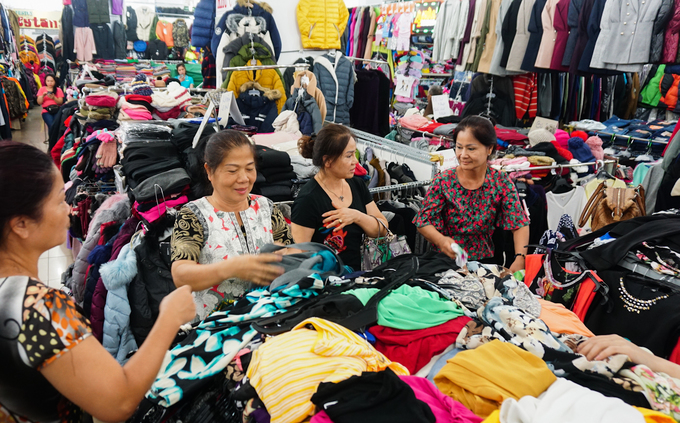Mặt hàng chủ yếu trong chợ là quần áo nhưng sản phẩm chính là các loại áo ấm, phù hợp với những nơi có khí hậu lạnh.