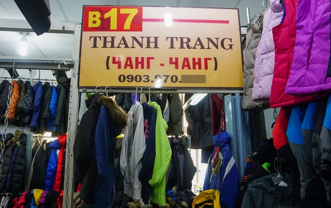 Chị Thúy An (chủ gian hàng) cho biết, hàng hóa ở đây phong phú, chủ yếu là thực phẩm, mỹ phẩm, bia rượu, đồ lưu niệm được... nhập trực tiếp từ nước Nga. Một trong những sản phẩm bán chạy nhất trong cửa hàng là trứng cá hồi nhập từ Nga rồi đến cá thịt, gia vị, rượu Vodka...