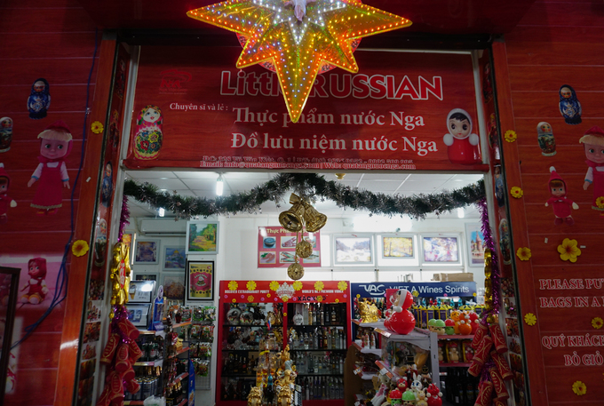 Nhiều gian hàng trong chợ dùng biển hiệu song ngữ Việt - Nga. Tiểu thương phần lớn có thể giao tiếp tiếng Anh, một số người nói được tiếng Nga. Đặc biệt, chợ chủ yếu bán đồ cho người ngoại quốc nên có rất nhiều quần áo cỡ lớn.