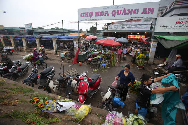 Chợ hoa Quảng Bá hay còn gọi là chợ đầu mối hoa tươi nằm trên đê Nghi Tàm