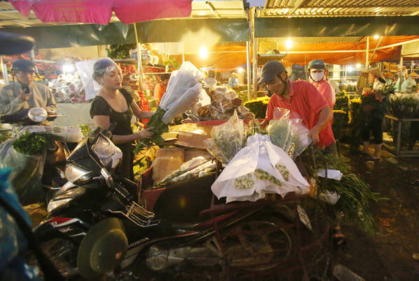 Tiểu thương nhỏ luôn có mặt tại chợ từ rất sớm, nhanh chóng chọn hoa để mang đi tiêu thụ ở các chợ cóc, chợ tạm hay vào các shop hoa lớn.
