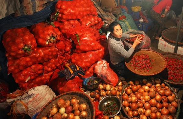 Người dân sống quanh chợ rau quả đêm Long Biên