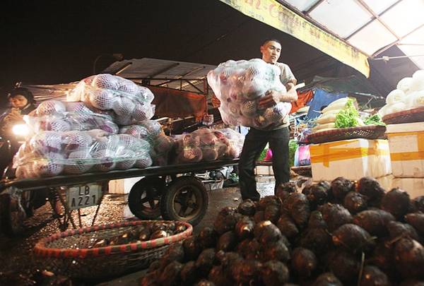 Hàng rau củ quả từ tỉnh lân cận đổ về chợ Long Biên