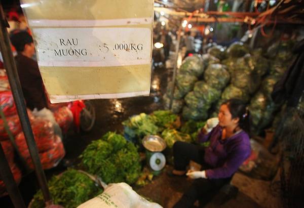 Khu bán rau củ quả với bảng giá niêm yết tại chợ Long Biên