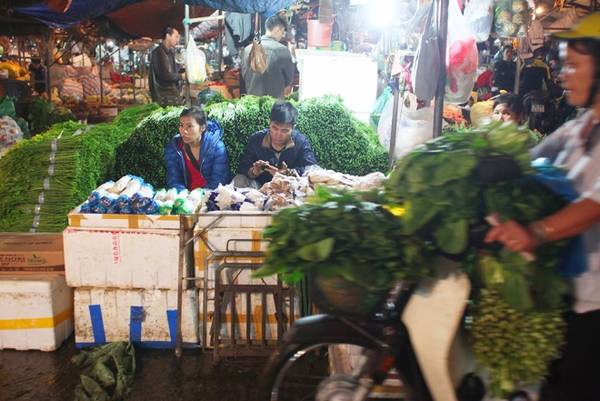 Người mua lẻ mua hàng tại chợ Long Biên