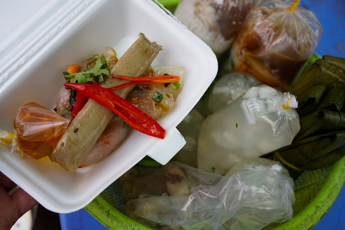 Các món ăn vặt Huế bán bằng gánh hàng rong