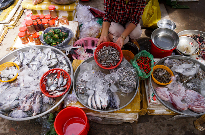 Ngay cả các mặt hàng tươi sống như cá, thịt cũng được bán. Nhiều nhất là các loại cá bống thệ, cá đối, cá kình, tôm sông... đánh bắt ở vùng phá Tam Giang, ướp lạnh theo xe vào Sài Gòn.  "Mấy con cá này nhìn đơn giản nhưng giá cũng đắt hơn so với cá cùng loại. Người Huế ở đây rất thích mua đồ này để nhớ hương vị quê nhà, nên tôi chỉ bán mỗi buổi sáng là hết hàng rồi", chị Cẩm Tú chia sẻ.