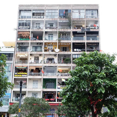 Chung cư 42 Nguyễn Huệ chật kín các quán cà phê