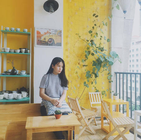 Điểm thu hút khác của The Letter là thiết kế gói trọn cả một số shop bán đồ gốm Nhật, trang phục vintage, để khách đến quán dùng nước cũng có thể mua sắm, ngắm nghía vật trưng bày. Ảnh: bbrit-le.