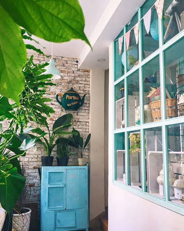 Partea là một trong những quán trà bánh kiểu Anh đầu tiên ở Sài Gòn. Thời gian mới xuất hiện, quán lập tức được giới trẻ quan tâm, và dù là người lớn tuổi cũng rất yêu thích mô hình “ăn bánh uống trà” đầy thanh cảnh trong không gian sang trọng với việc tự chọn ly tách xinh đẹp thế này.