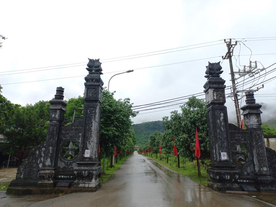 Lối đi vào khu di tích Pò Hèn với hàng kim giao