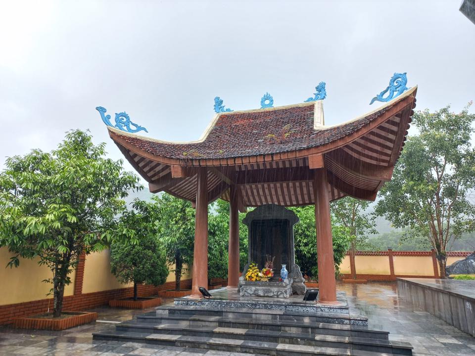 Nhà bia khắc tên liệt sĩ tại khu di tích Pò Hèn