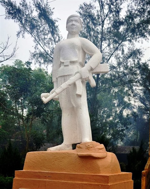 Tượng Liệt sĩ Nguyễn Thị Hồng Chiêm tại khu di tích Pò Hèn