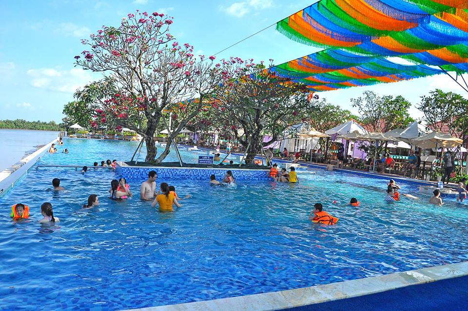 Không gian nghỉ ngơi quanh hồ bơi BCR