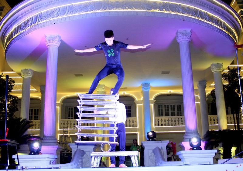 Biểu diễn xiếc người. Ảnh: tuanchau-halong.com.vn