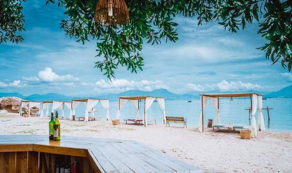 Võng giữa biển tại khu du lịch Sao Biển Cam Ranh