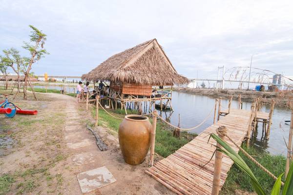 Cầu tre xinh xắn trong khuôn viên Chân Trời Góc Bể