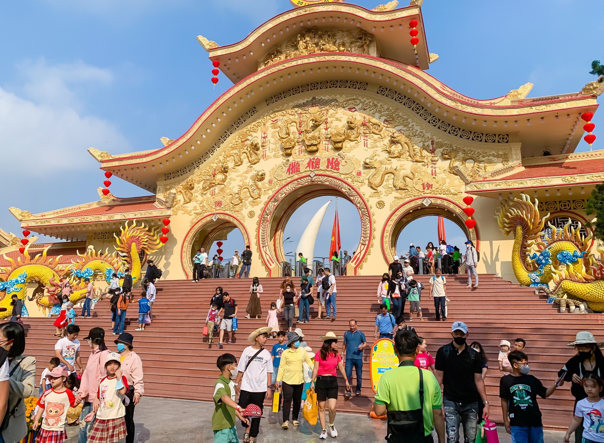Cổng vào khu du lịch Suối Tiên
