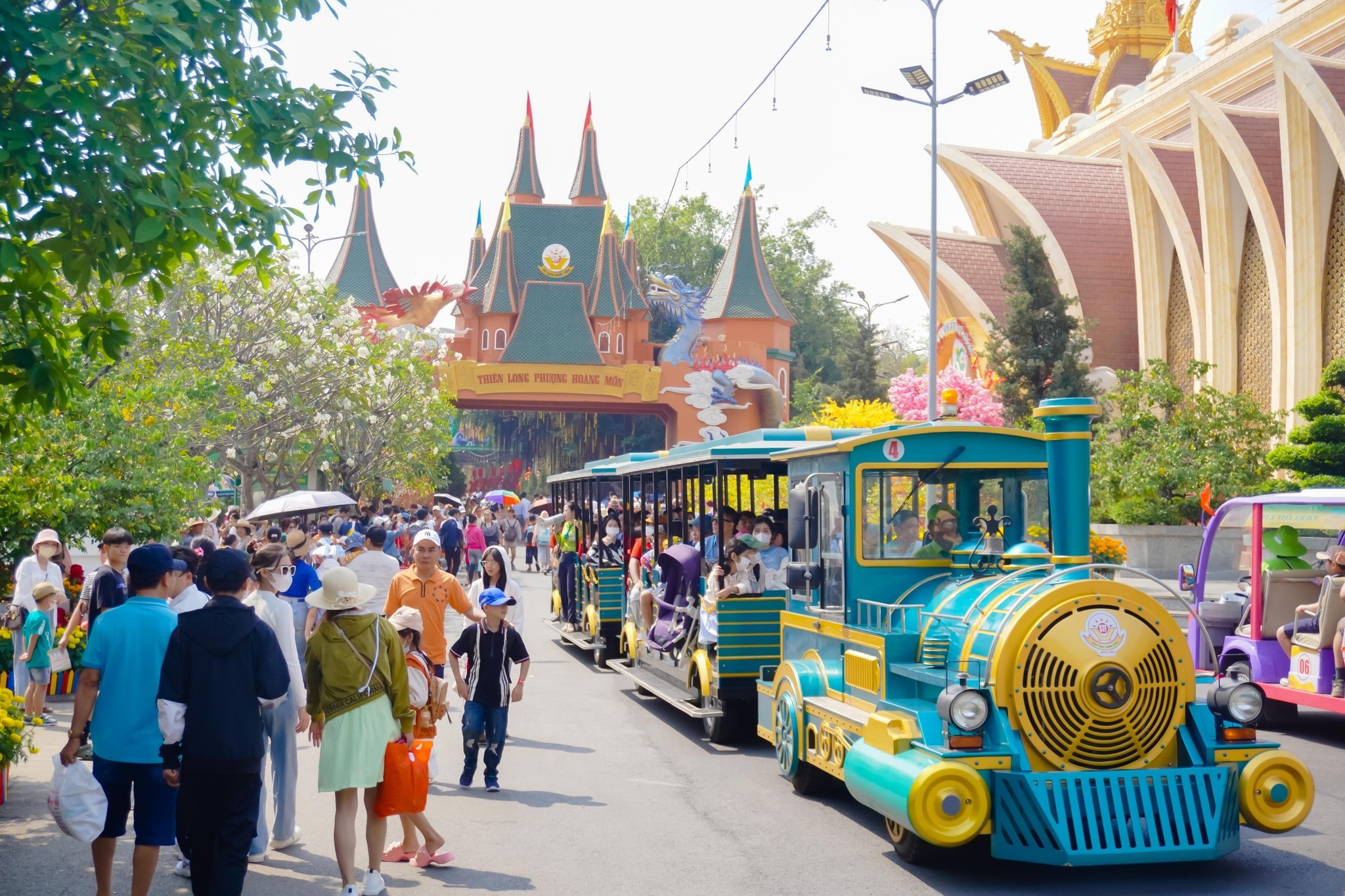 Xe điện tham quan khu du lịch Suối Tiên