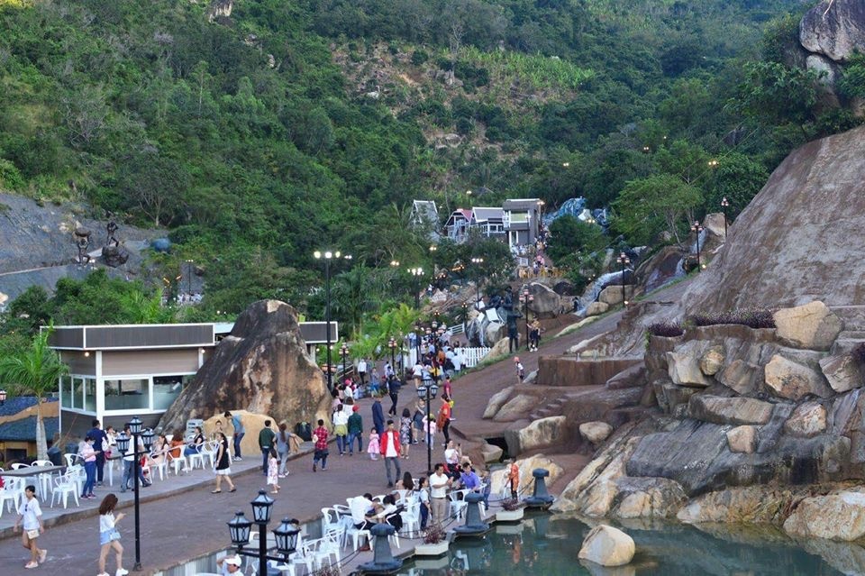 Nghệ thuật điêu khắc đá tại khu du lịch Tàu Ngầm Nha Trang