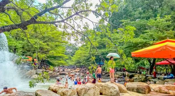 Cảnh quan suối nhân tạo tại Khu du lịch Thủy Châu