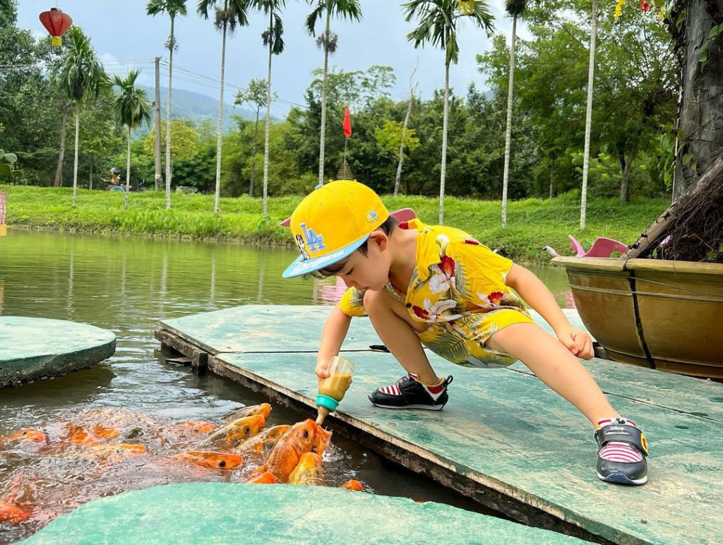 Trải nghiệm cho cá bú bình. Ảnh: @gooni_mom