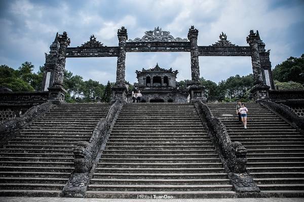 Hệ thống bậc thang rồng dẫn lên cổng lăng Khải Định