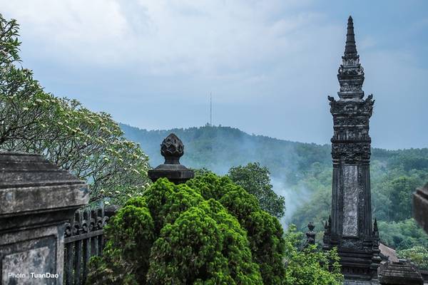 Hai bên là hai cột trụ biểu cao được trạm trổ tinh tế, uy nghi giữa núi rừng.