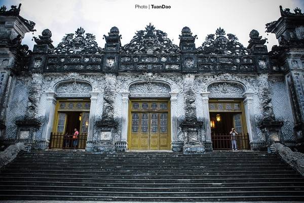 Từ sân chầu đi tiếp 15 bậc thang nữa đến điện Khải Thành được xây dựng cầu kỳ, hòa trộn nhiều phong cách kiến trúc khác nhau.