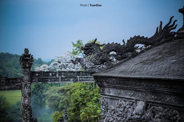 Một hình rồng trên nhà bia bát giác có những họa tiết trang trí tinh tế.