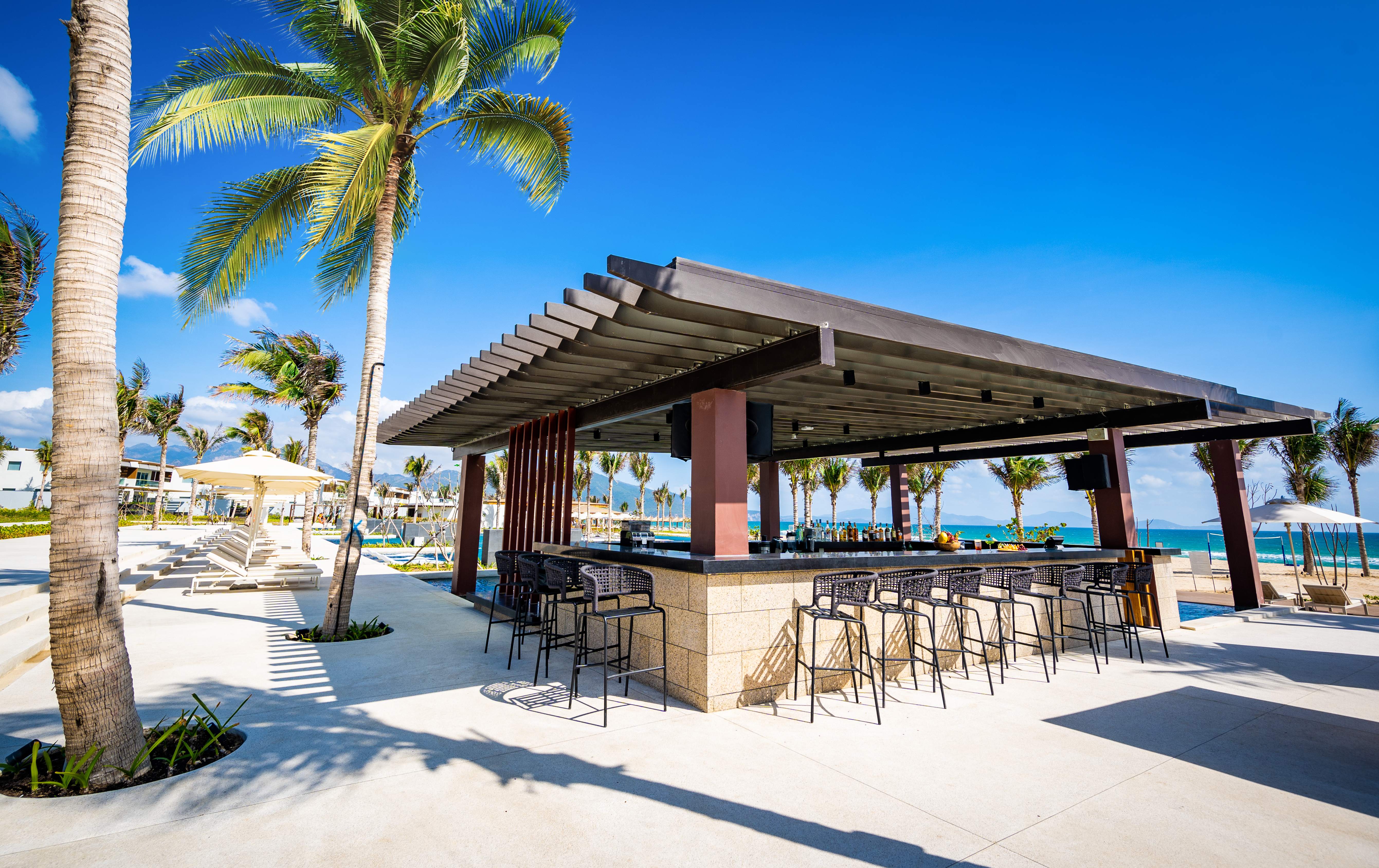 Quầy bar hiện đại ngoài trời tại khu nghỉ dưỡng ALMA Cam Ranh