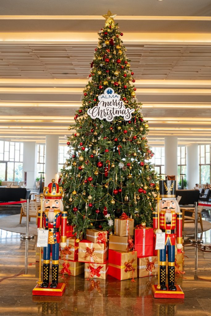 Cây thông Noel rực rỡ sắc màu tại khu nghỉ dưỡng Alma Cam Ranh