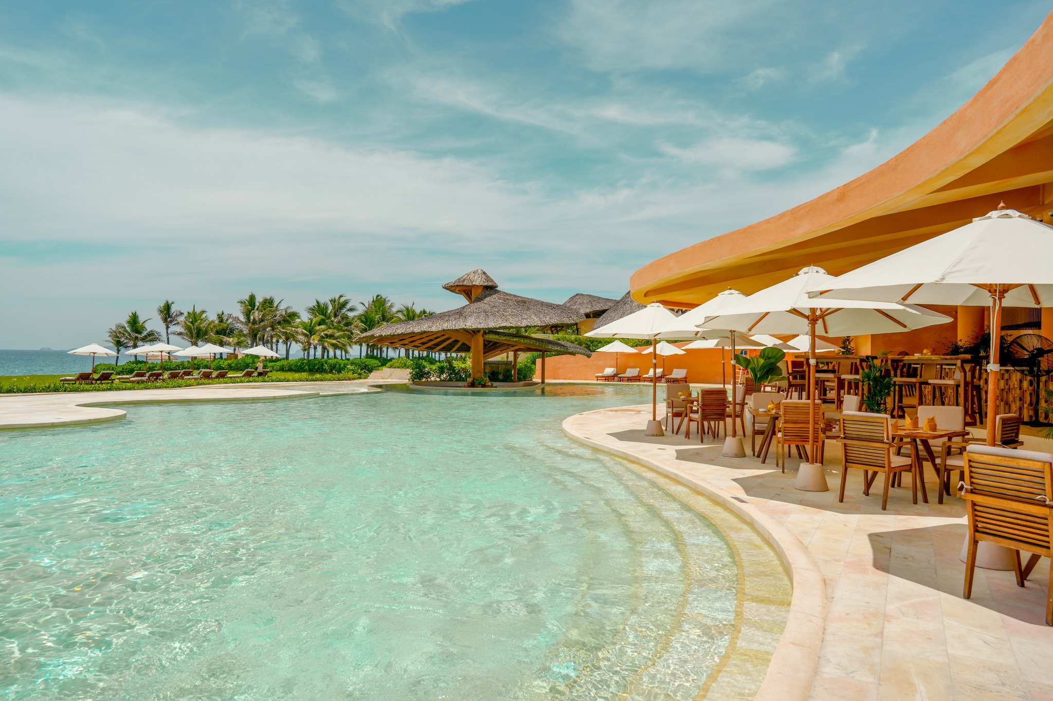 Quầy bar hồ bơi tại Ana Mandara Cam Ranh