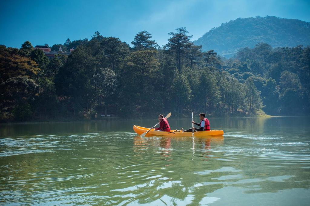 Hoạt động chèo thuyền tại Edensee Lake Resort Đà Lạt Hoạt động chèo thuyền tại Edensee Lake Resort Đà Lạt