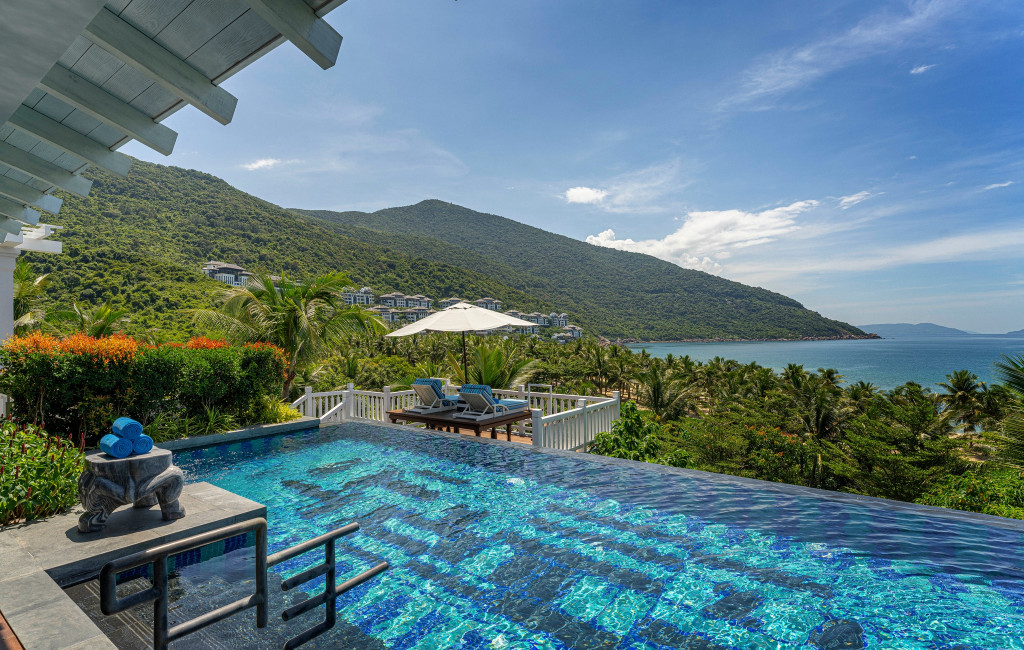 Bể bơi và không gian nghỉ dưỡng tại InterContinental Đà Nẵng