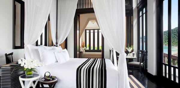 Lối kiến trúc cổ kính của khu resort được lấy cảm hứng từ kiến trúc cổ của Việt Nam, những đền chùa lăng tẩm của vua chúa thời xưa, cùng hai tông màu đen và trắng làm chủ đạo.