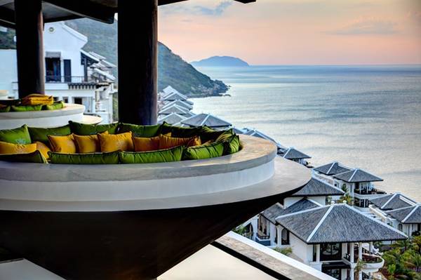 Ngoài ra du khách có thể ghé thăm nhà hàng Citron, tọa lạc trên tầng cao nhất. Không chỉ thu hút bởi những món ăn nổi tiếng ở cả ba miền, nhà hàng còn cung cấp một tầm nhìn đẹp với bàn ăn ngoài trời để du khách tận hưởng hết được cảnh sắc thiên nhiên trù phú.