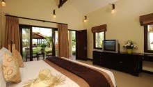 Hồ bơi rộng lớn tại Diamond Bay Resort & Spa Nha Trang