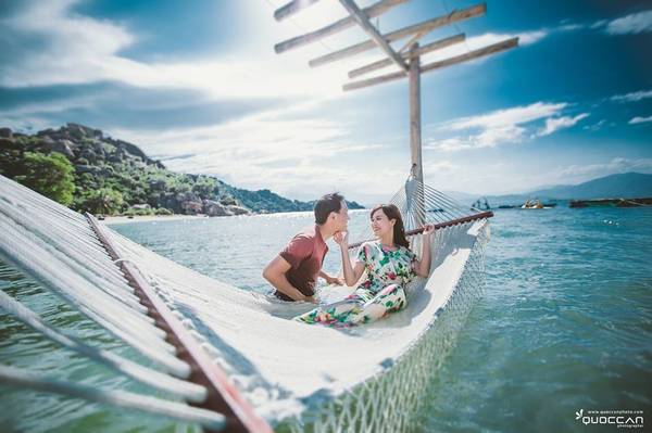 Trải nghiệm nằm võng giữa biển độc đáo khi du lịch Cam Ranh