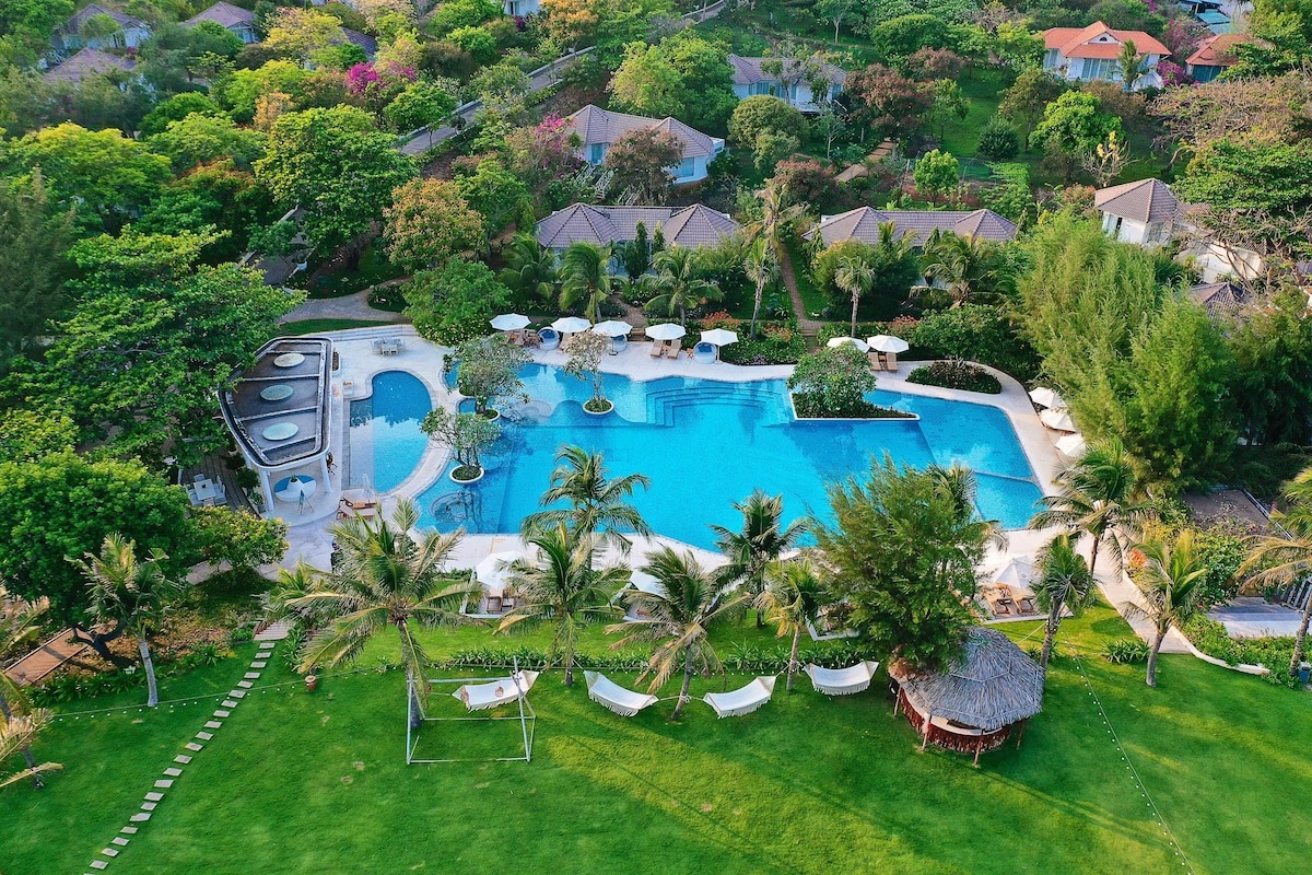 Khuôn viên tràn ngập cây xanh tại resort gần Sài Gòn Fleur de Lys Long Hải