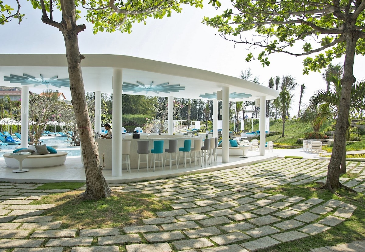 Quầy bar bên hồ bơi ngoài trời tại resort gần Sài Gòn Fleur de Lys