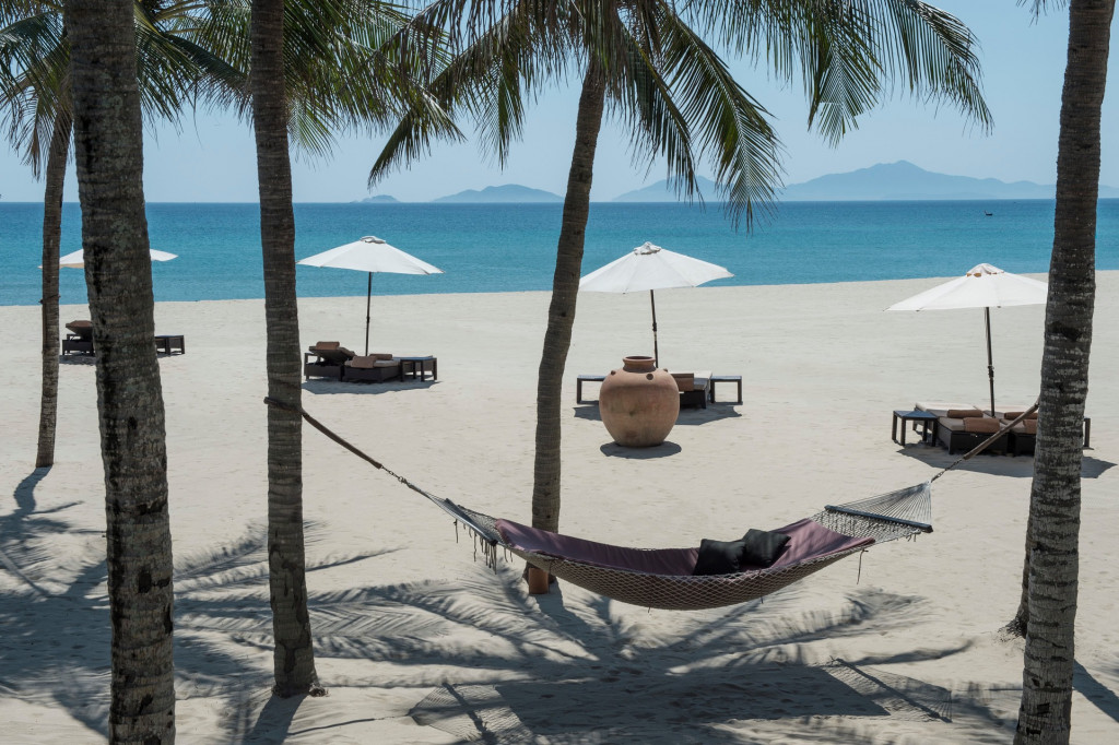 View nhìn ra biển từ Four Seasons The Nam Hải