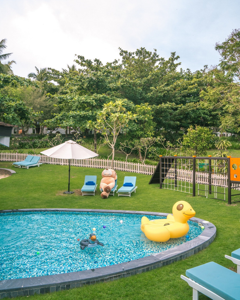 Bể bơi ngập sắc xanh tại Four Seasons The Nam Hải
