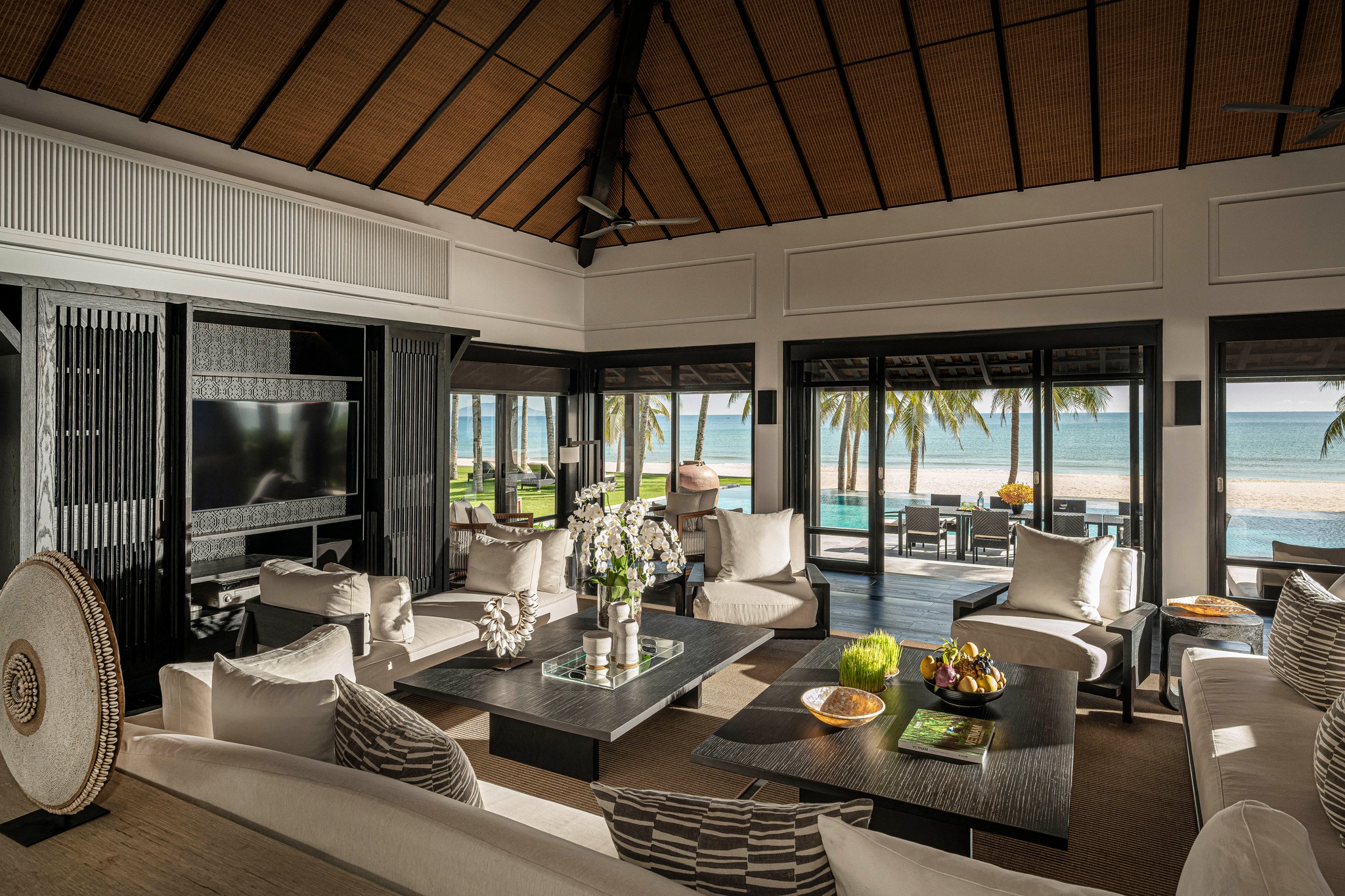Tầm nhìn rộng thoáng từ phòng Four Seasons The Nam Hải