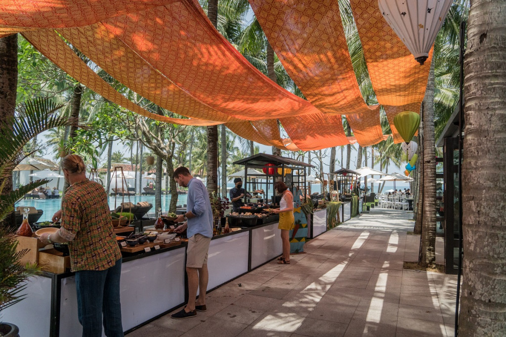 Bữa sáng tự chọn với menu đa dạng tại Four Seasons The Nam Hải