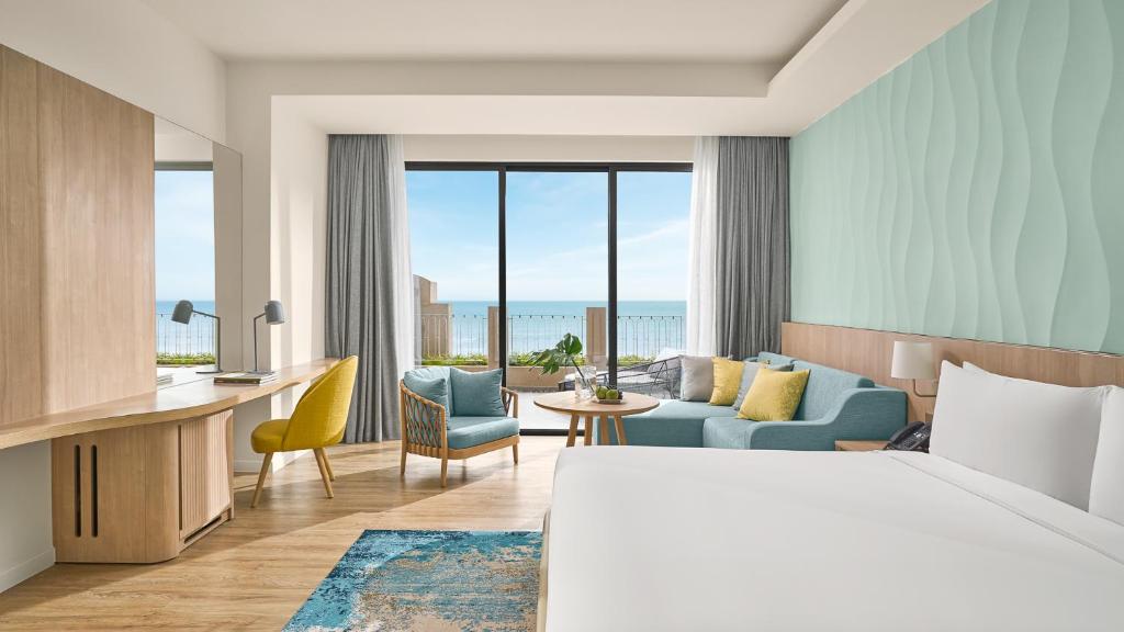 Ban công rộng thoáng tại Holiday Inn Hồ Tràm