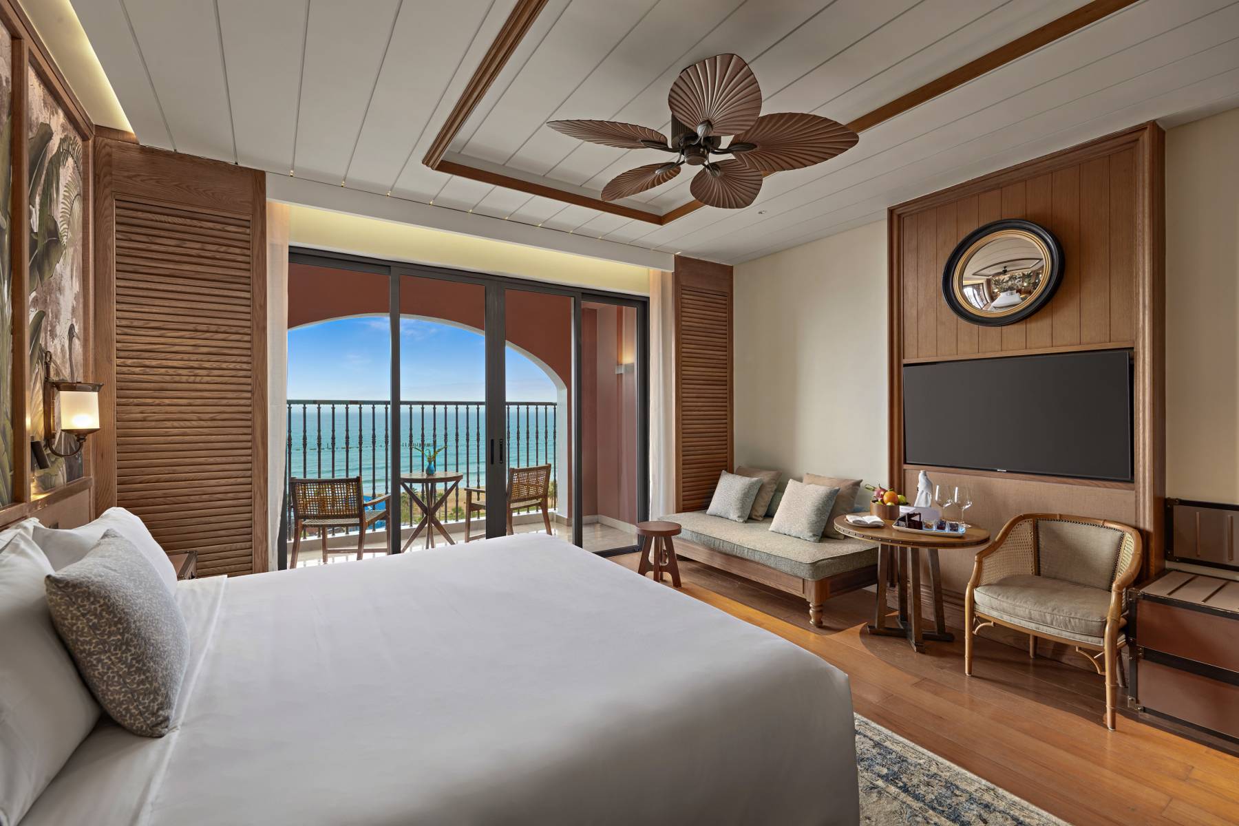Phòng ngủ với ban công hướng biển tại Movenpick Phan Thiết