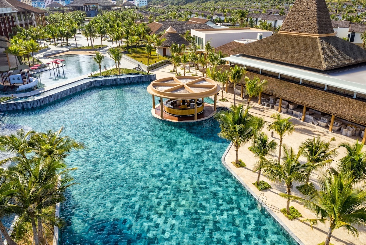 Bể bơi vô cực New World Phú Quốc hướng ra biển